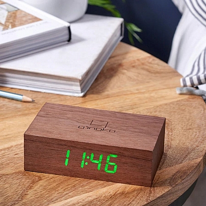 Ψηφιακό ρολόι-ξυπνητήρι επιτραπέζιο Flip Click Clock - Natural Walnut - Gingko